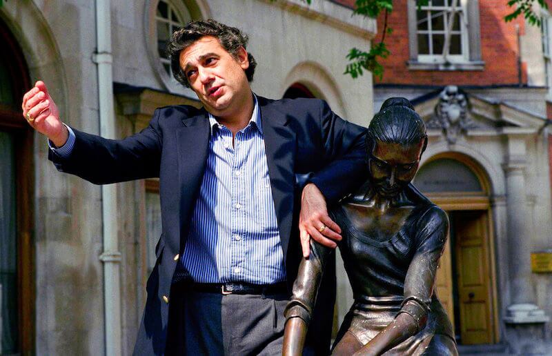 Plácido Domingo ante la Royal Opera House de Londres en 1989