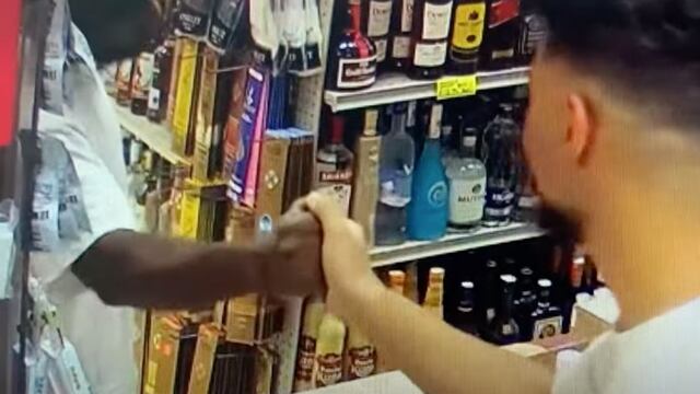 Cajero paga la gasolina de un padre de familia