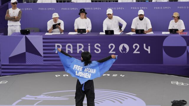 Descalifican a atleta refugiada que exigió liberación de mujeres afganas