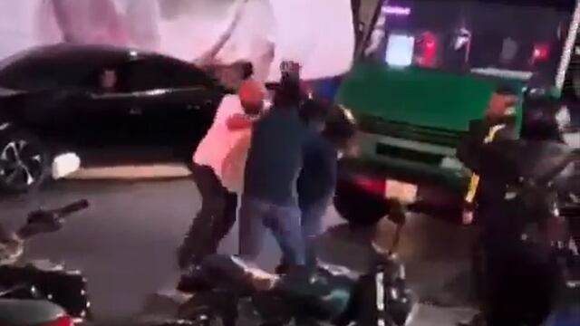 La agresión cometida por el chofer de microbús contra una mujer, quedó captada en video