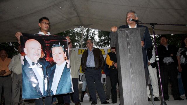 A AMLO le encantan las fotos de Salinas con sus rivales políticos. En 2012 exhibió en los debates de la campaña presidencial fotos de Salinas de Gortari con Enrique Peña Nieto ¡en una boda!