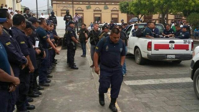 Policías detenidos por desaparición de jóvenes en Papantla.