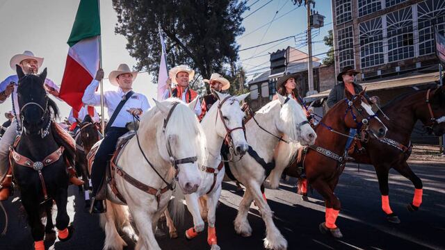 Samuel García, ex precandidato a la presidencia de la República por Movimiento Ciudadano, en un evento de precampaña montando a caballo