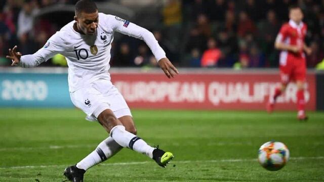 Mbappé dsipara a portería.