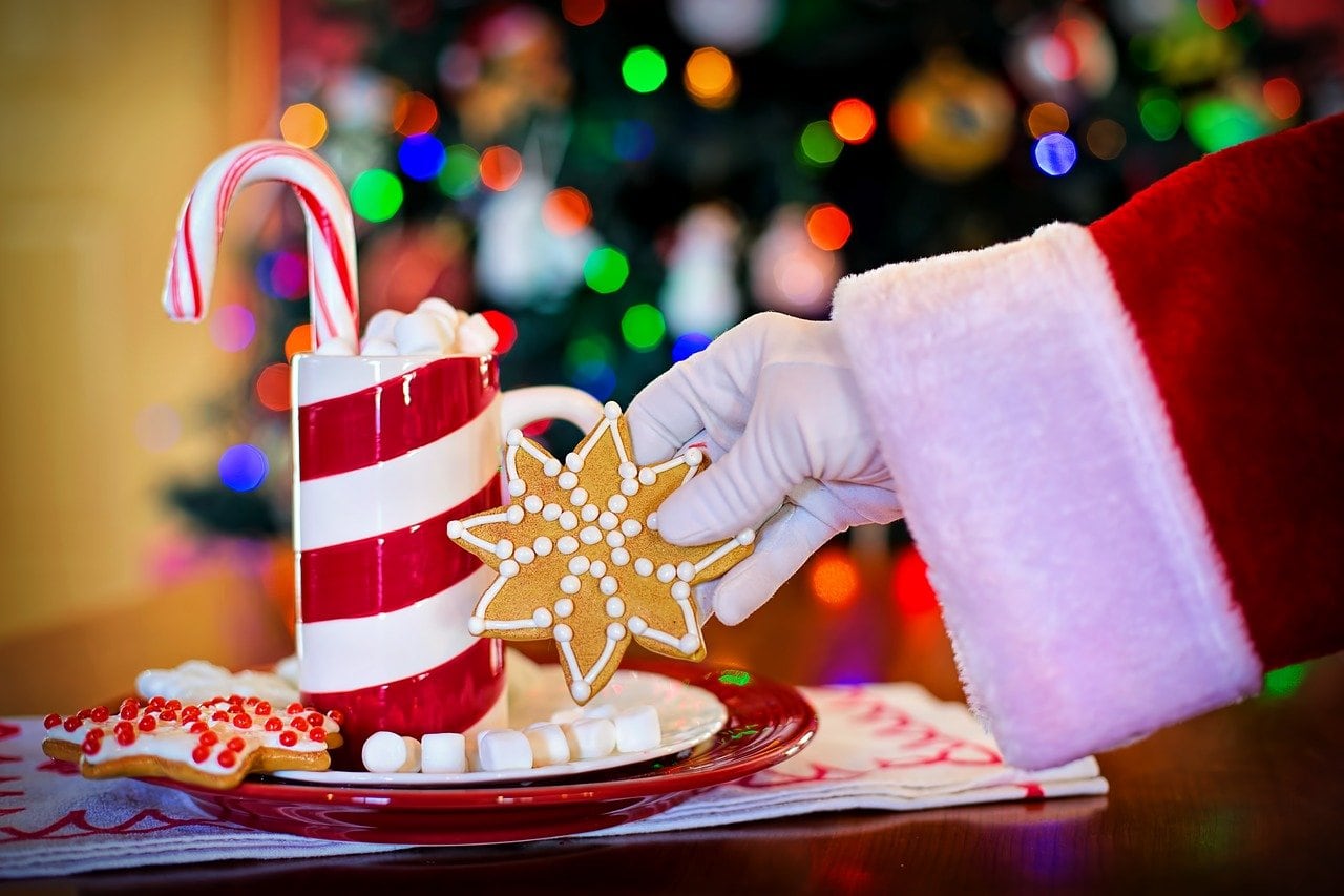 Santa Claus tomando una galleta de Navidad