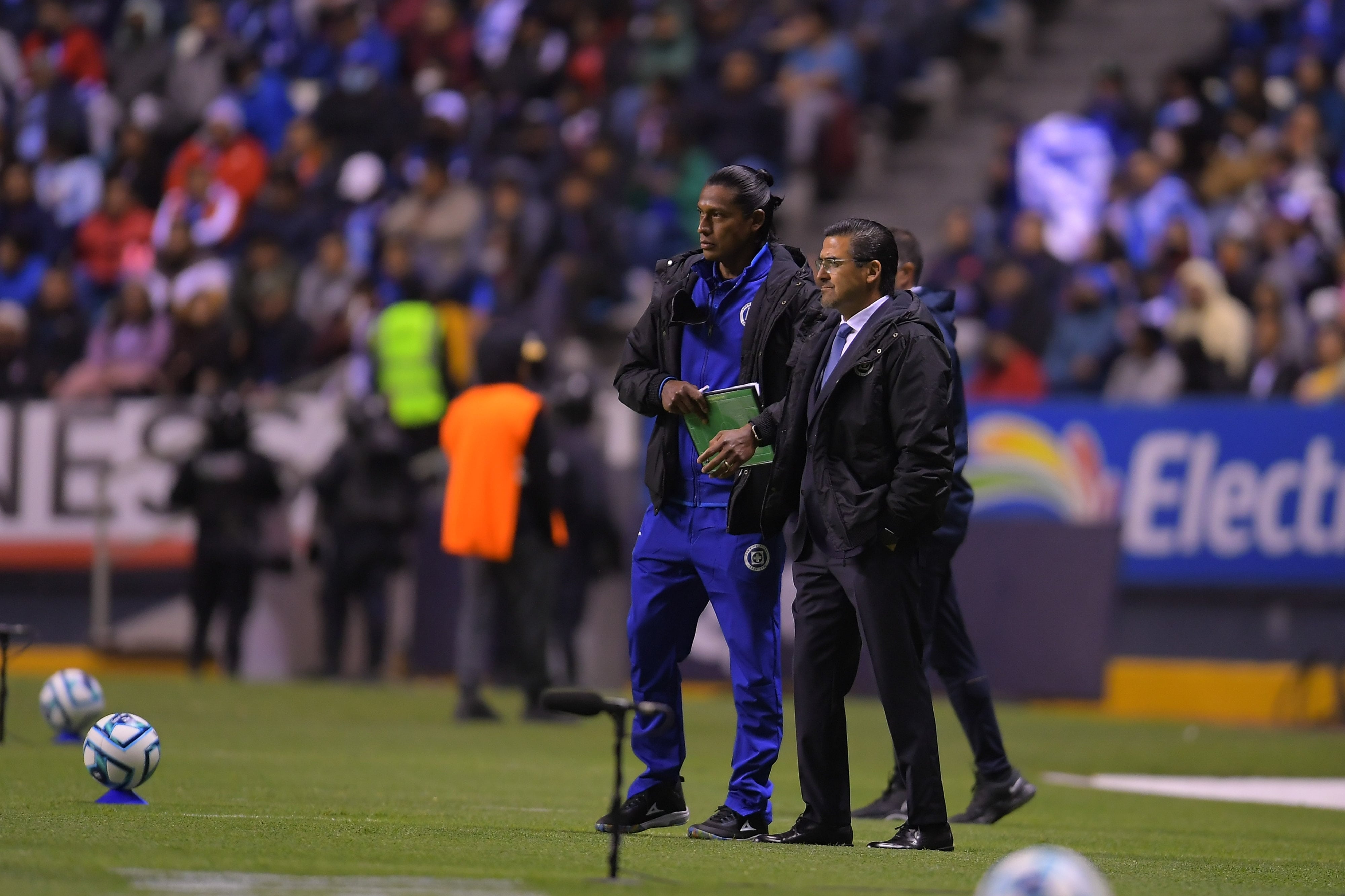 Joel Huiqui con pants de Cruz Azul