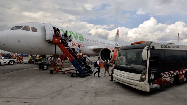 Avión de Viva Aerobús en el Aeropuerto Internacional de Toluca (AIT)