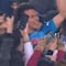 Chucky Lozano: Fans del Napoli enloquecen y se meten al campo para abrazar al mexicano