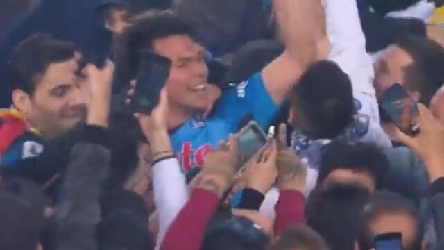 El Chucky Lozano festejó con los aficionados del Napoli, la obtención del Scudetto.