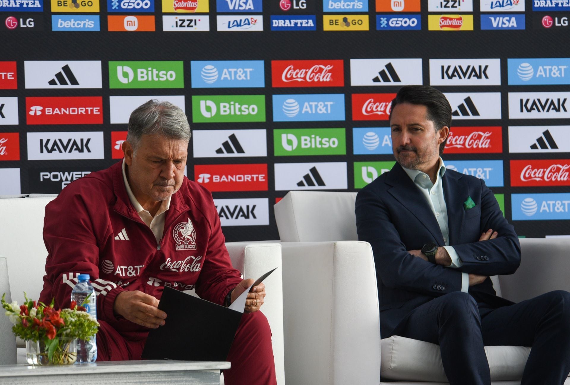 Gerardo “Tata” Martino dio a conocer la lista de 31 jugadores que viajarán a Girona, España, de la cual solo 26 irán al Mundial de Qatar 2022, acompañado por Yon de Luisa presidente de la FMF.