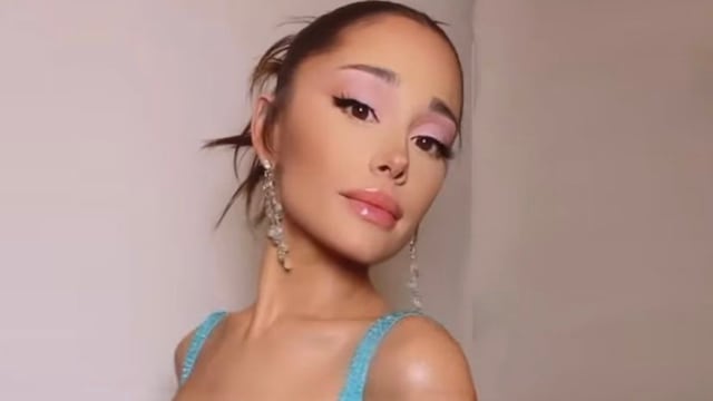 Ariana Grande luce vestido de “Si tuviera 30″