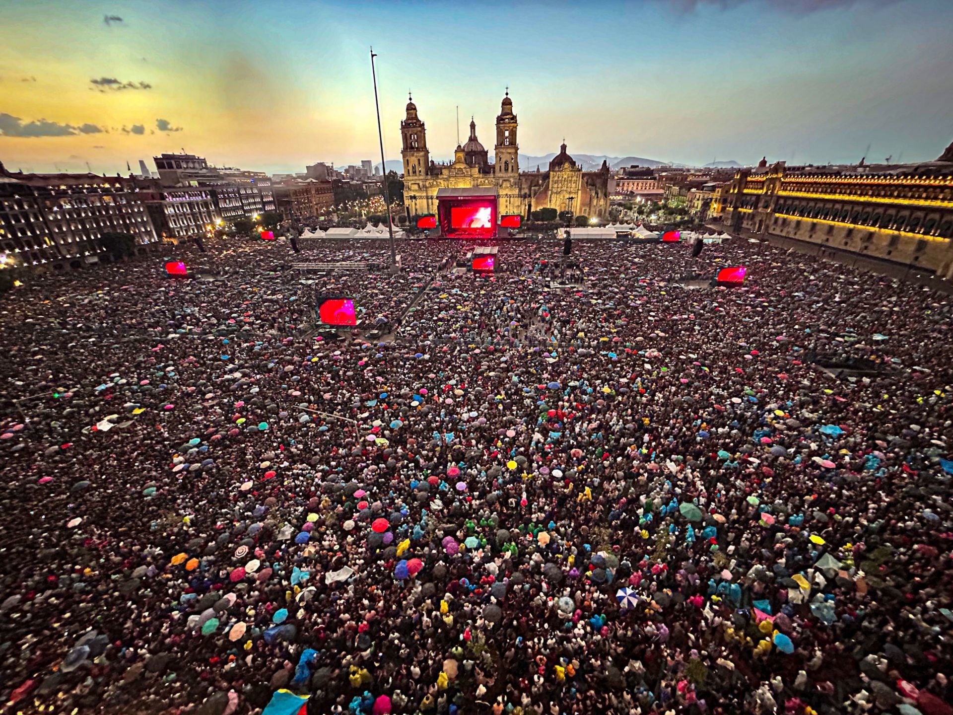 El gobierno capitalino reportó más de 300 mil personas en el concierto de Los Fabulosos Cadillacs en el Zócalo