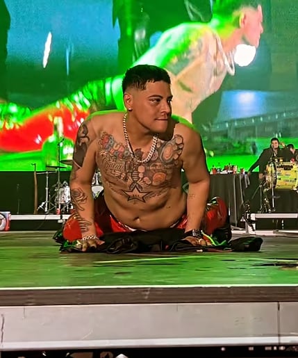 Eduin Caz saca su lado stripper.