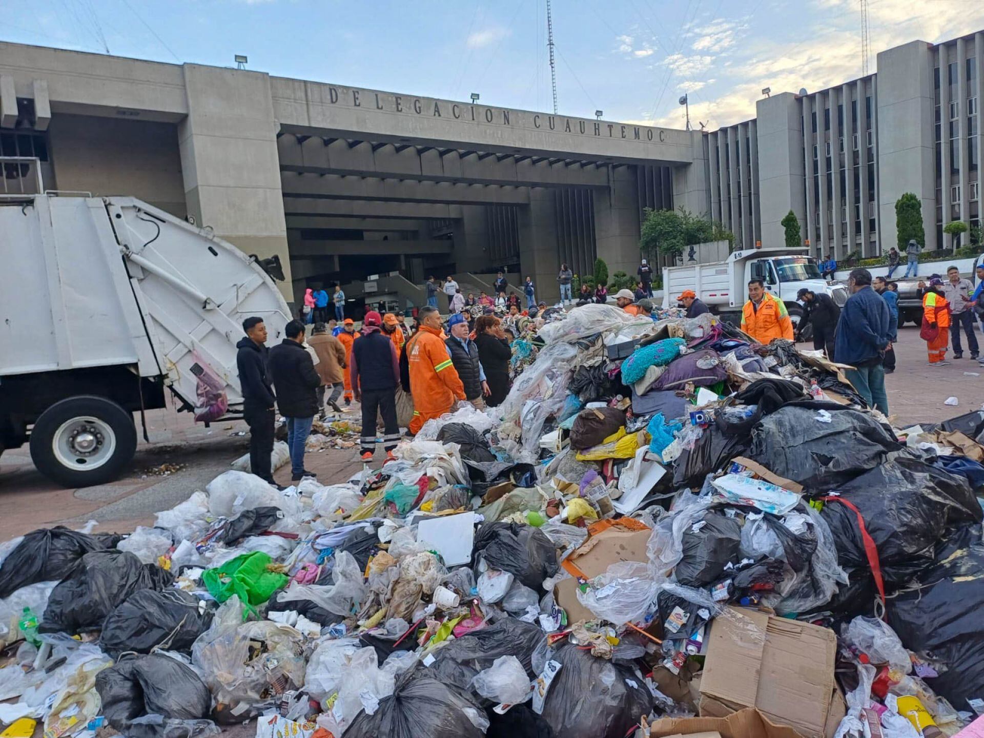 Protesta de trabajadores de la limpieza en alcaldía Cuauhtémoc