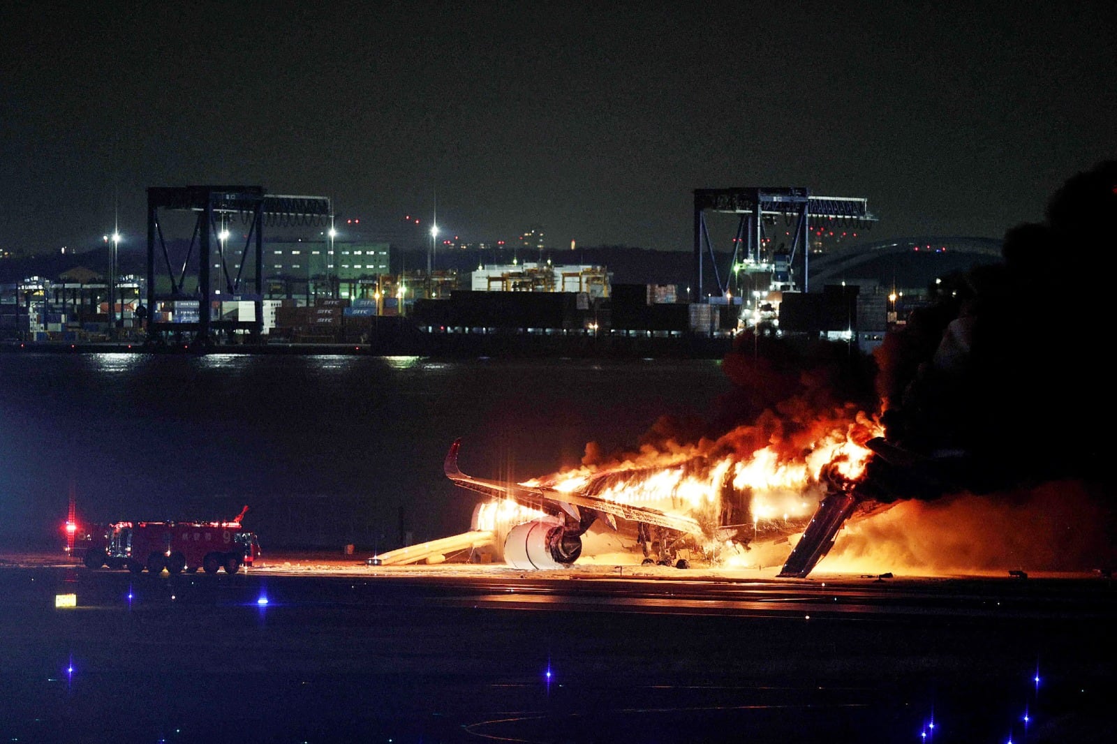 Incendio de avión en aeropuerto de Japón