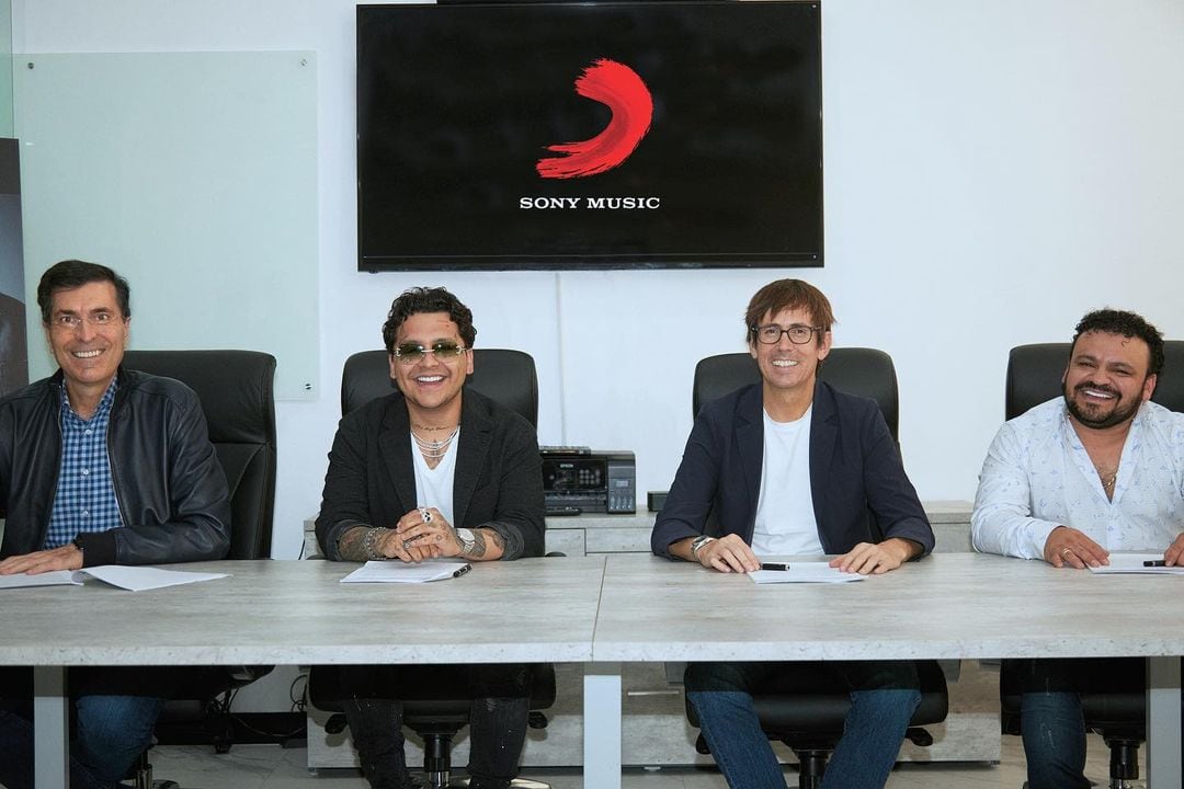 Christian Nodal firma con Sony Music.