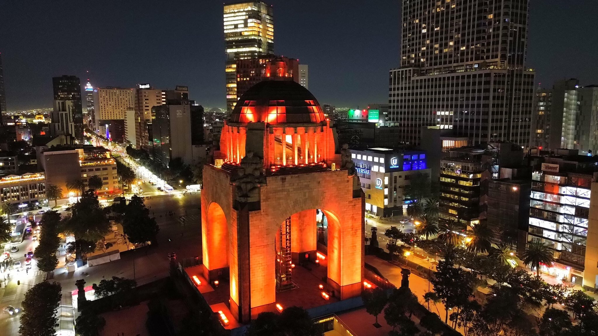 CDMX ilumina edificios y monumentos por el 25N