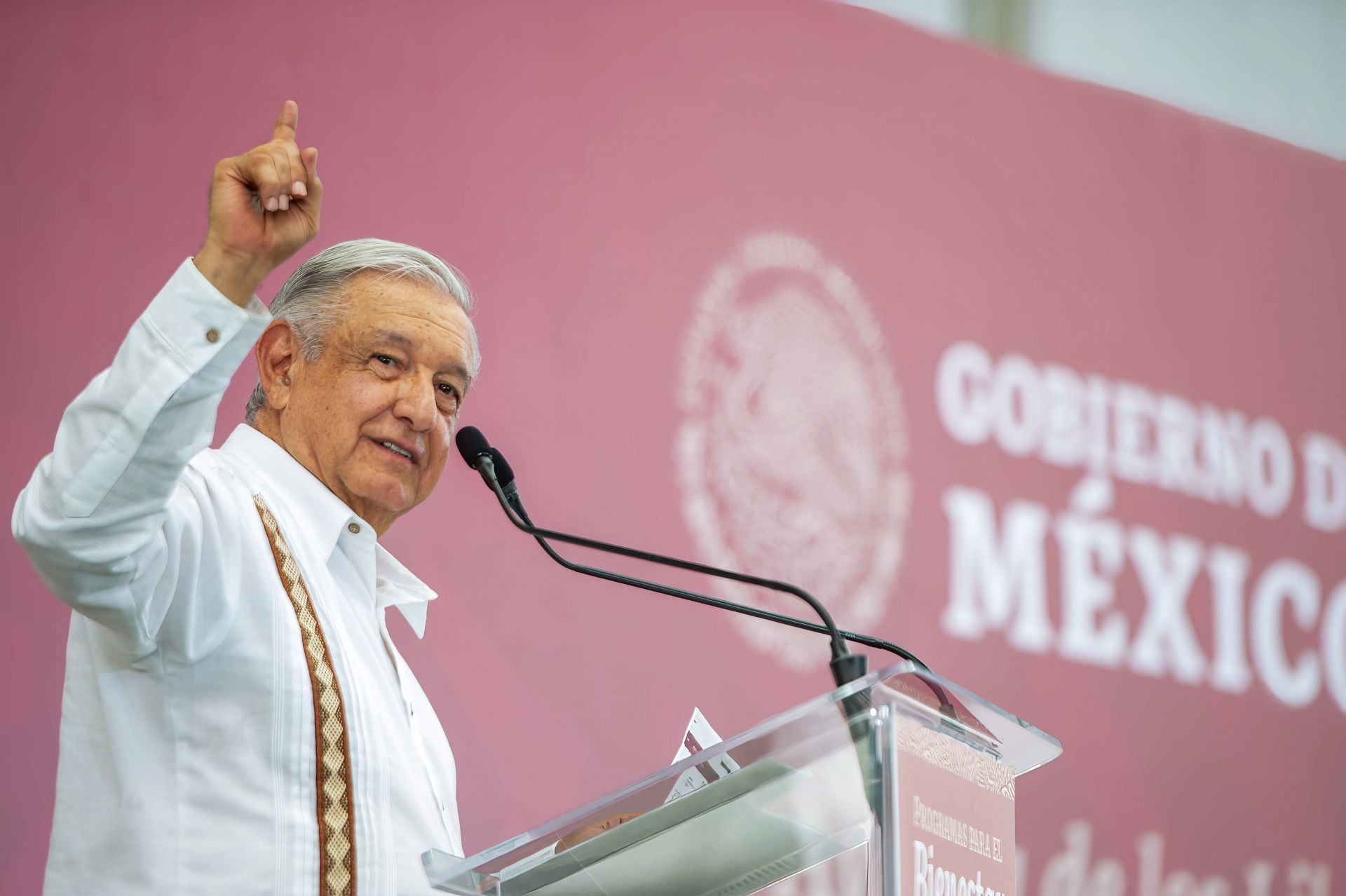 Andrés Manuel López Obrador, presidente de México, encabezó el acto protocolario de los  Programas para el Bienestar en la Unidad Deportiva “Ayutla”