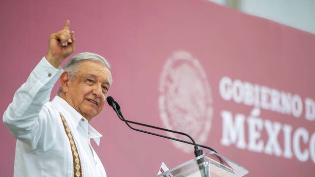Andrés Manuel López Obrador, presidente de México, encabezó el acto protocolario de los  Programas para el Bienestar en la Unidad Deportiva “Ayutla”