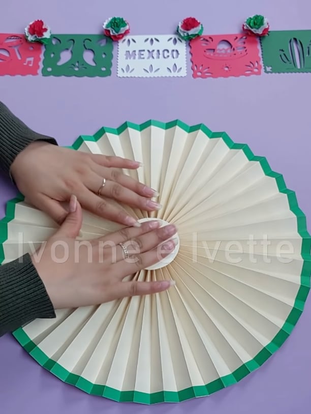Rosetón de sombrero mexicano de papel