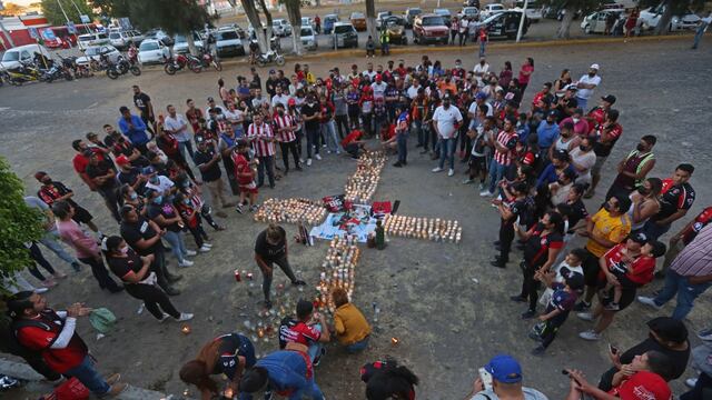 Aficionados del Atlas  colocan velas en estadio Jalisco por trifulca en La Corregidora