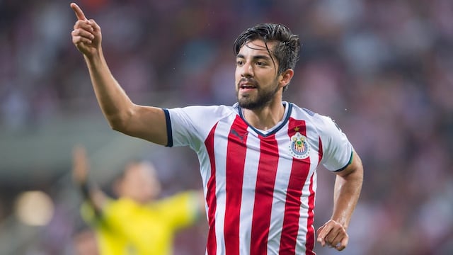 Rodolfo Pizarro alza el brazo derecho luego de meter gol.