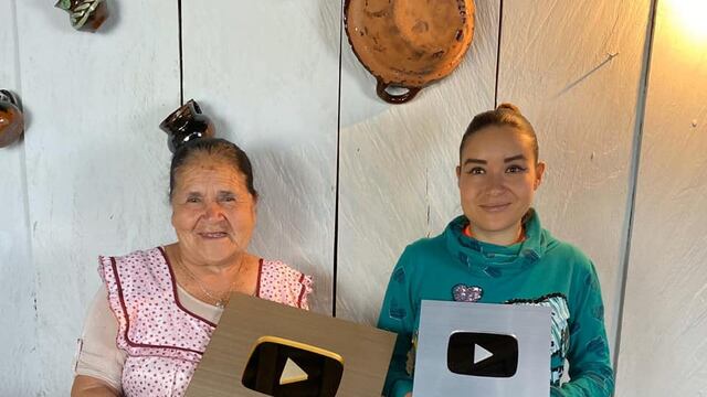Doña Ángela recibió dos distinciones por parte de Youtube: el botón dorado y el botón plateado