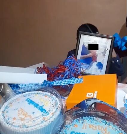 Niño llora al recibir foto de su abuelito