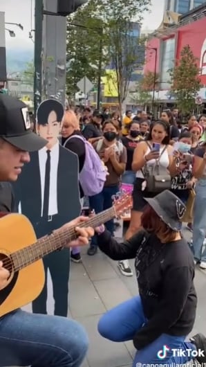 Mujer pide matrimonio a figura de cartón de BTS