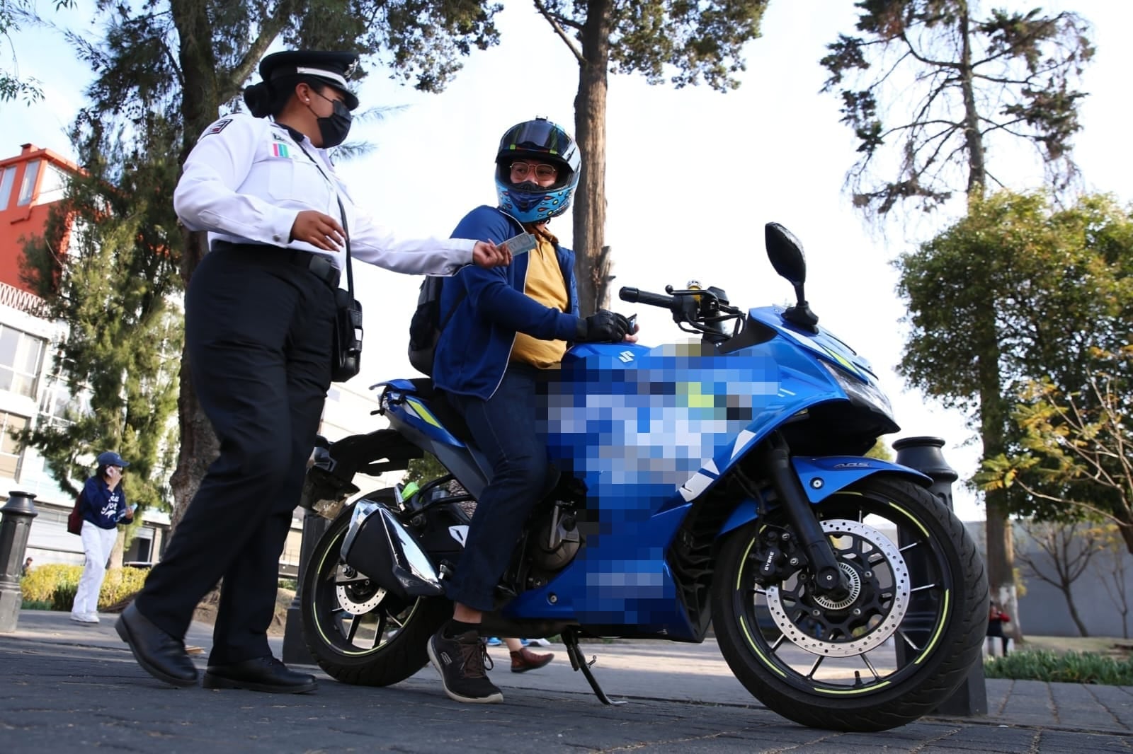 Ricardo Moreno impulsa campaña de cascos certificados para motociclistas en Toluca.