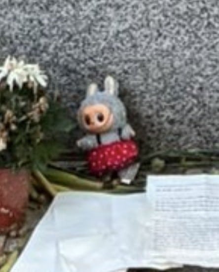 Labubu en la tumba de Karl Marx en Reino Unido