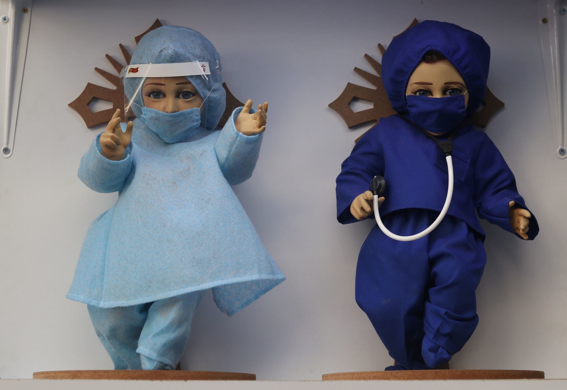 Niño dios vestido de doctor