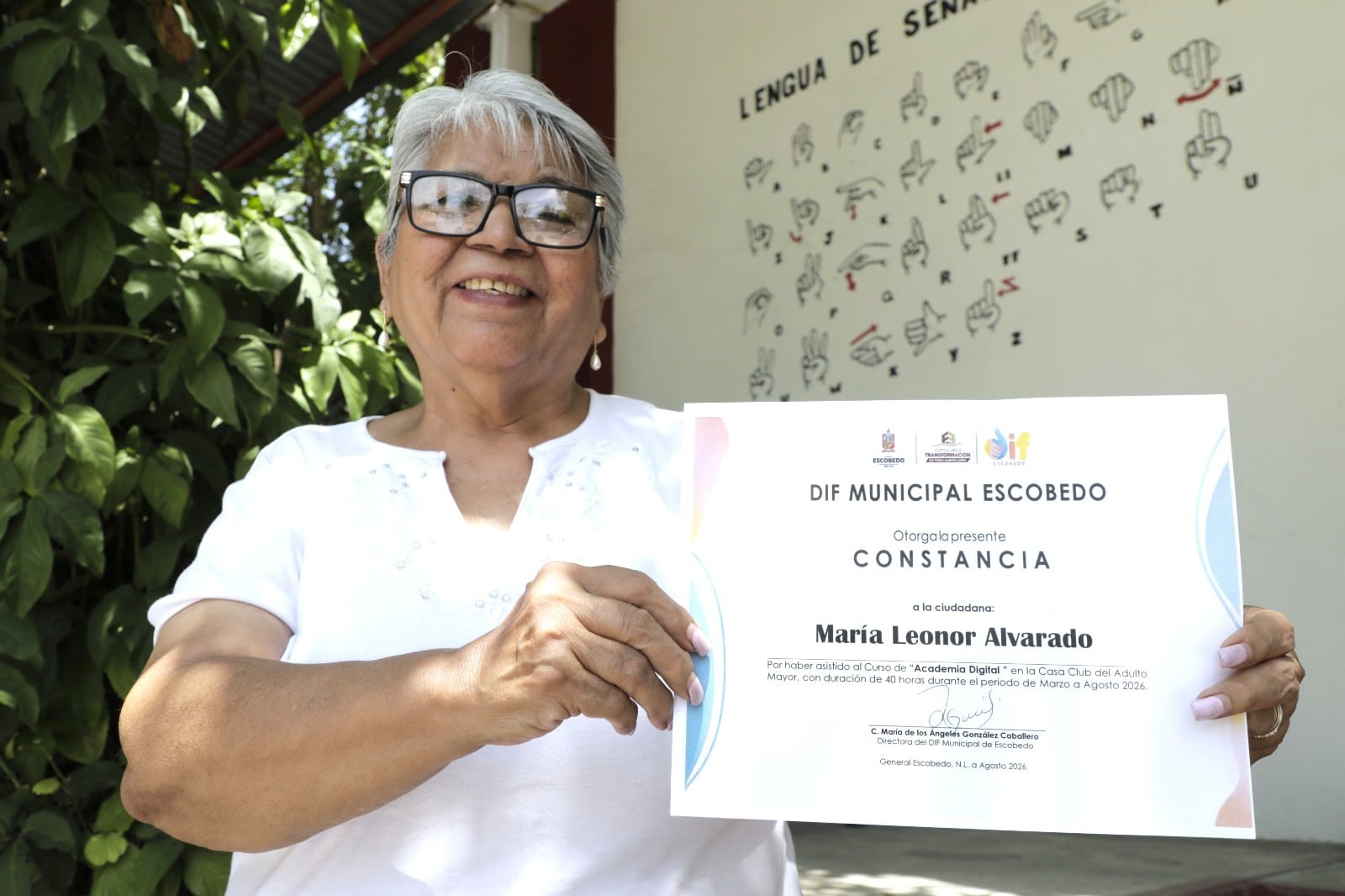 Adultos mayores se gradúan de taller de educación digital en Escobedo.