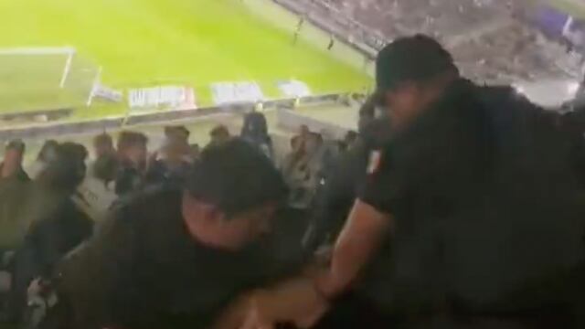 Agresión de policías en el Mazatlán FC vs Rayados