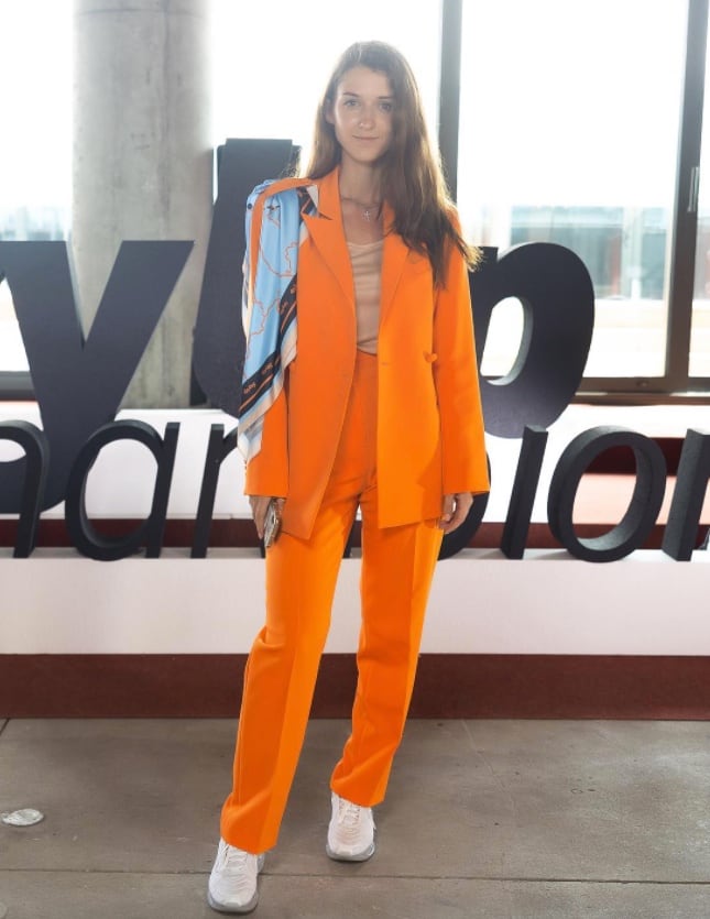 Trajes azafatas SkyUp