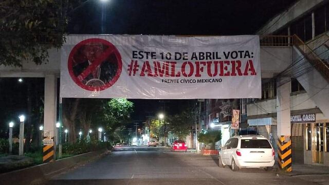 Manta contra AMLO en revocación de mandato