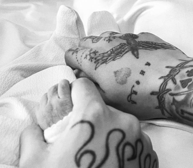 Christian Nodal y Cazzu le dan la bienvenida a su hija