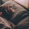 ¿Sin pijama? La razón por la que dormir desnudo es bueno para la salud