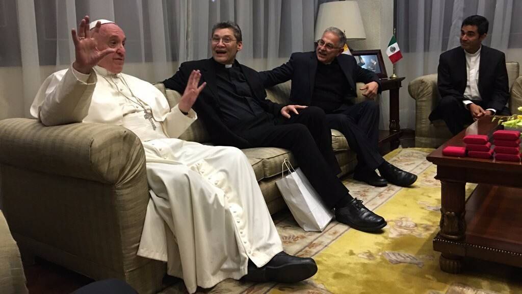 Jesuitas habrían entregaron a Papa carta de los familiares de los 43