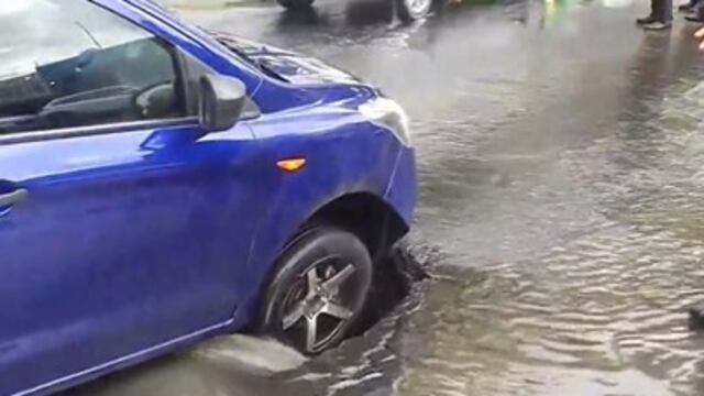 Cae un auto en un socavón de Canal de Miramontes, en la CDMX