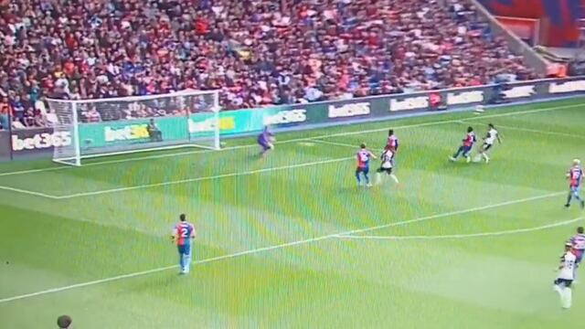 Raúl Jiménez casi marca un golazo con el Fulham