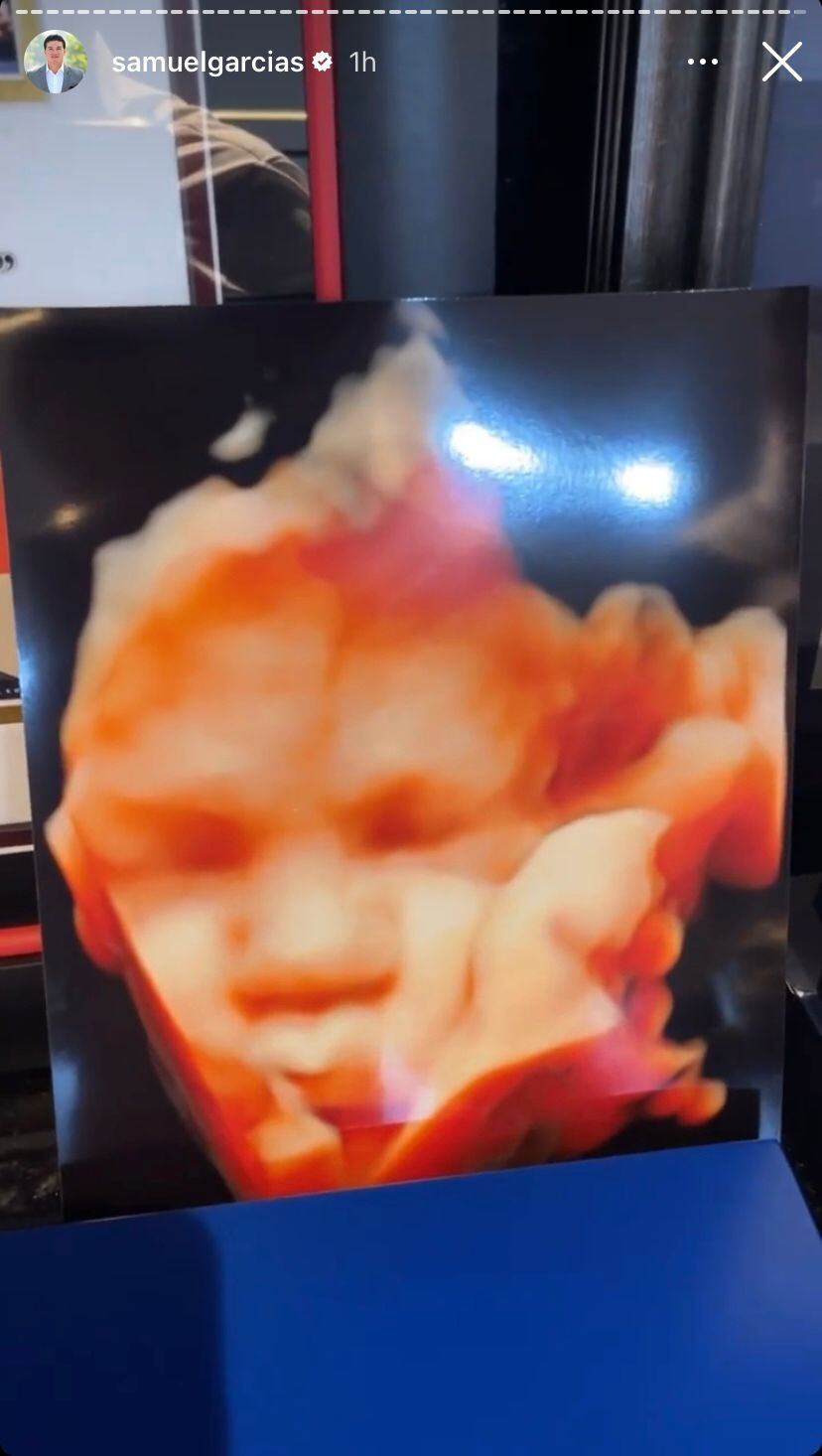 Mariel en la oficina de Samuel García