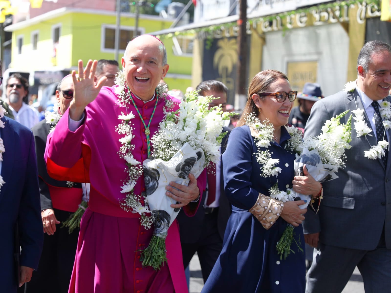 Azucena Cisneros da la bienvenida al nuevo obispo de Ecatepec.