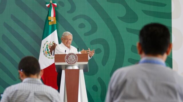 AMLO durante mañanera en Sinaloa