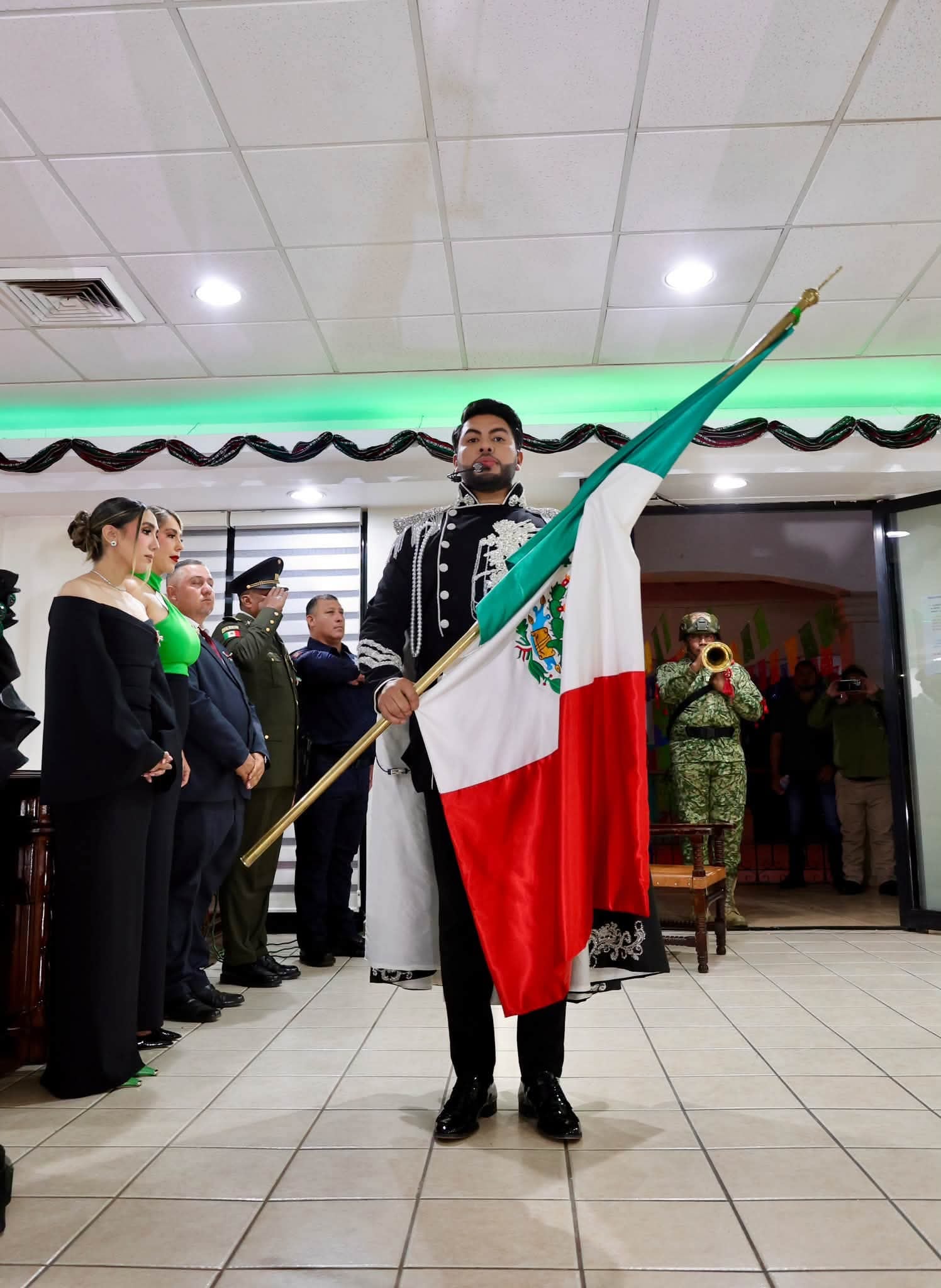 Richard Millán sorprende con llamativo atuendo durante Grito de Independencia en Elota