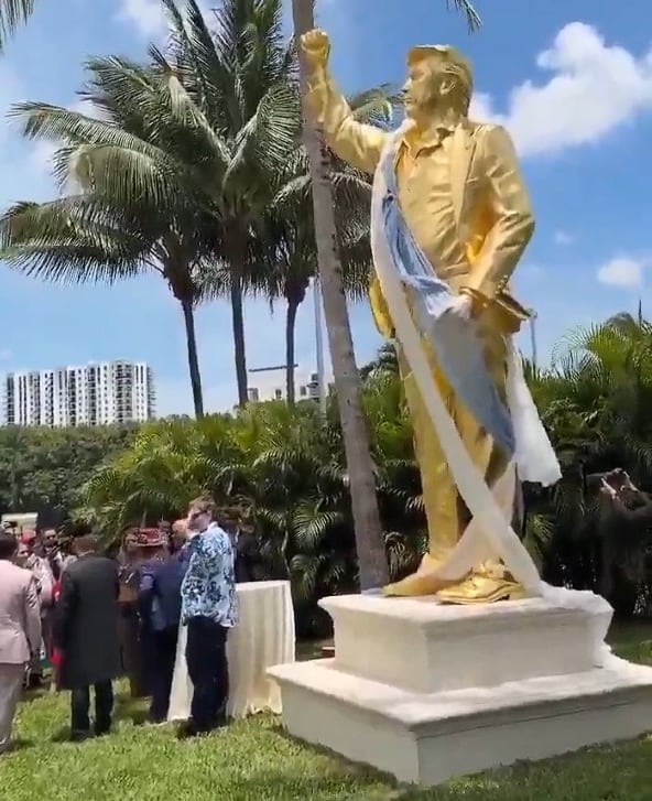 Así luce la estatua dorada de Donald Trump en Mar-a-Lago