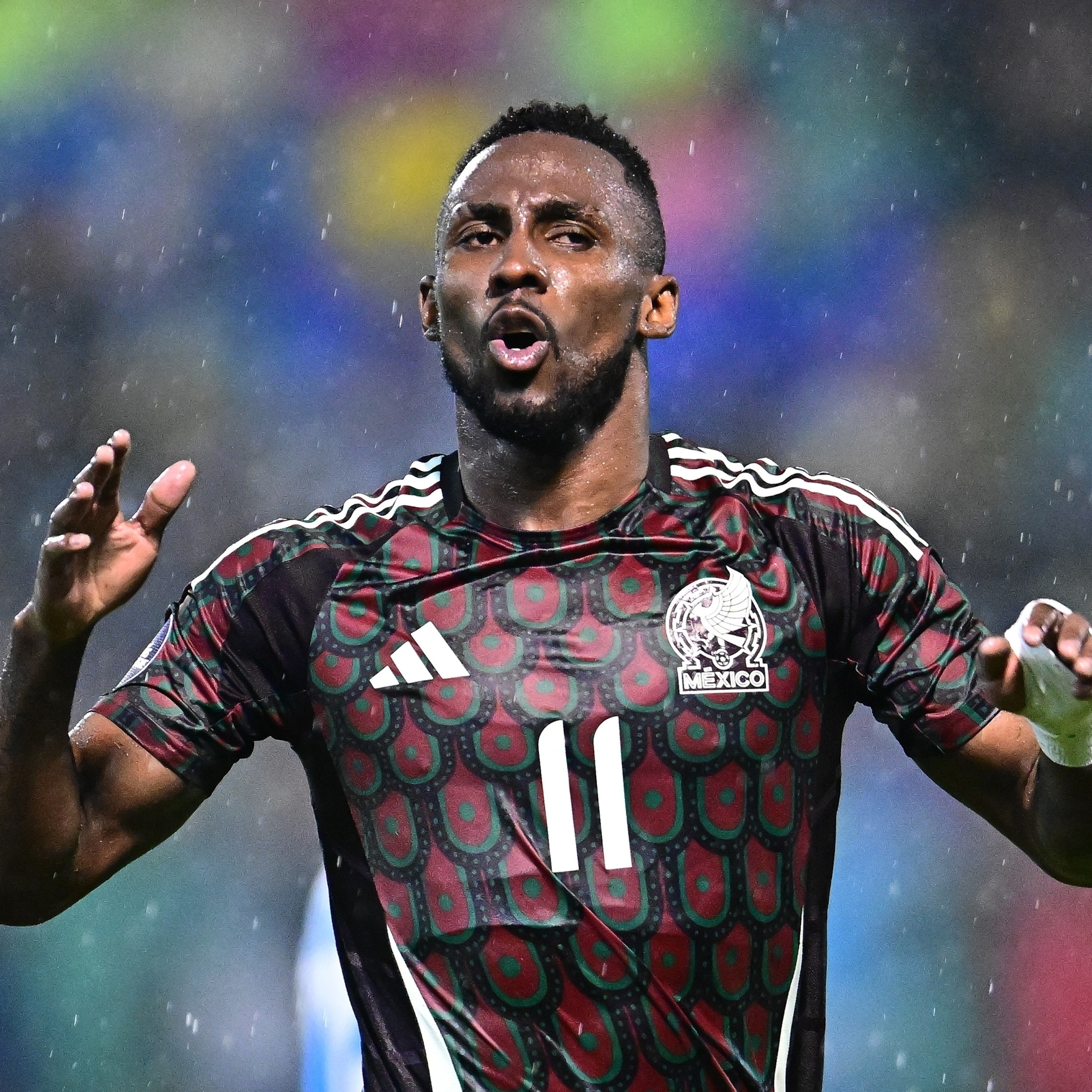 Julián Quiñones recibe apoyo de su esposa antes del México vs Corea del Sur