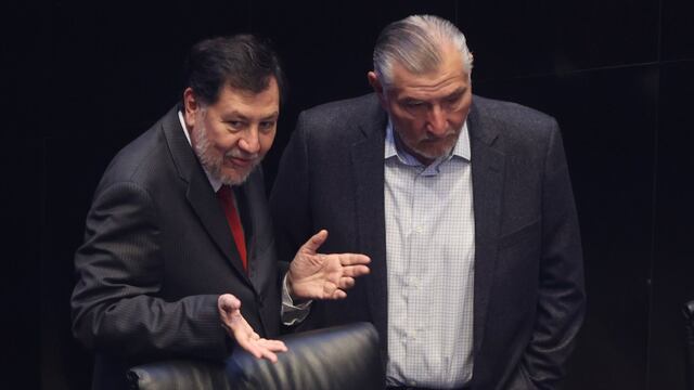 Los senadores Gerardo Fernández Noroña y Adán Augusto López en sesión ordinaria del pleno de la Cámara de Senadores durante el proceso público de insaculación con que se definirán la mitad de los puestos en disputa en el Poder Judicial Federal