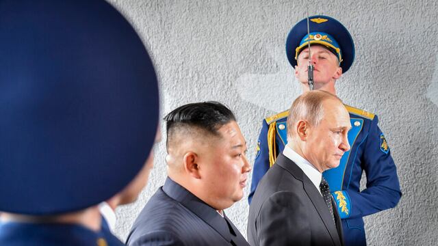 Kim Jong-un y Vladimir Putin; ambos se reunirán para acordar compra de armamento