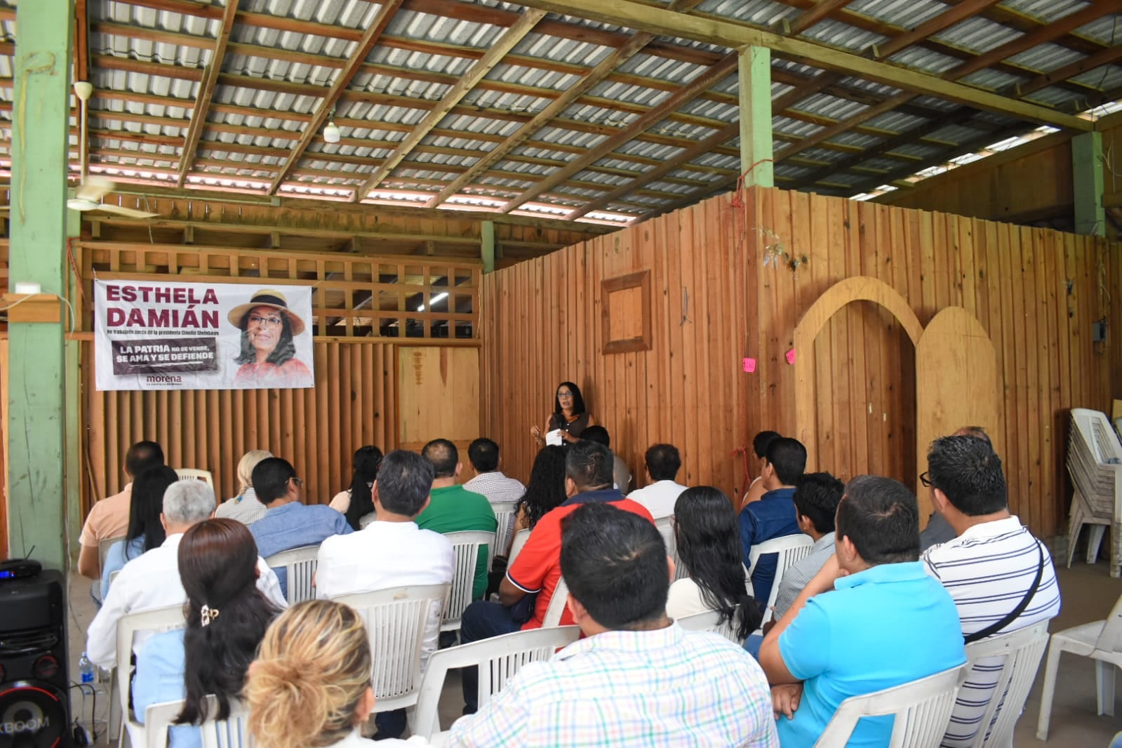 Esthela Damián se reúne con productores y recorre Tecpan de Galeana.